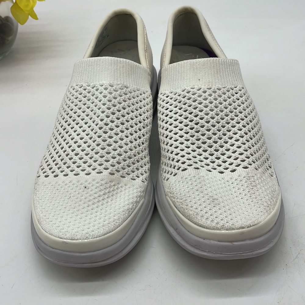Bzees White Mesh Slip On Sandals Size 10. MCL3092E - Picture 2 of 8